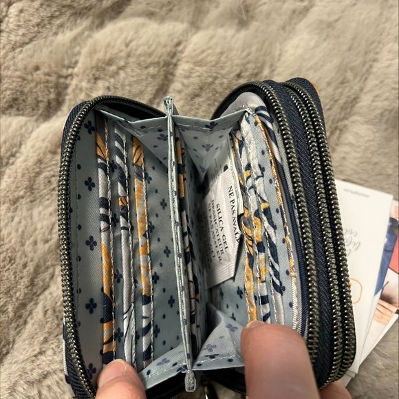 Lug Splits Wallet Lily Grey - Picture 4 of 5